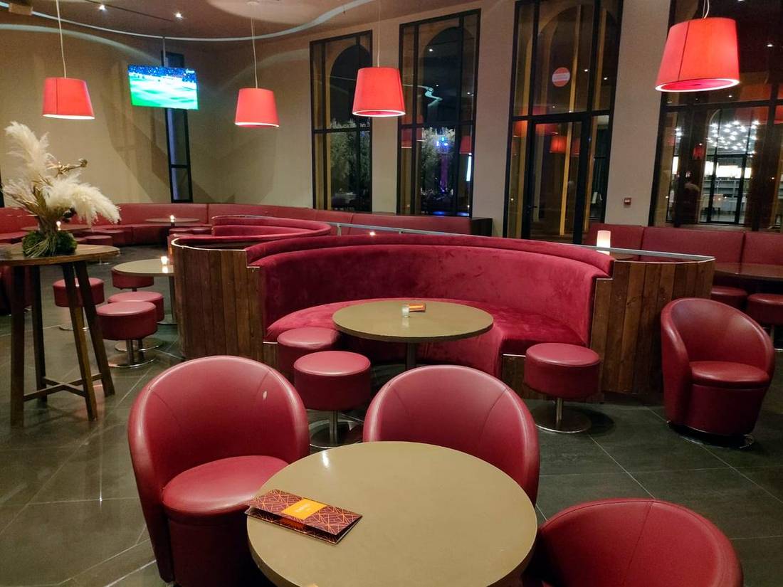 Restaurant avec banquettes et fauteuils