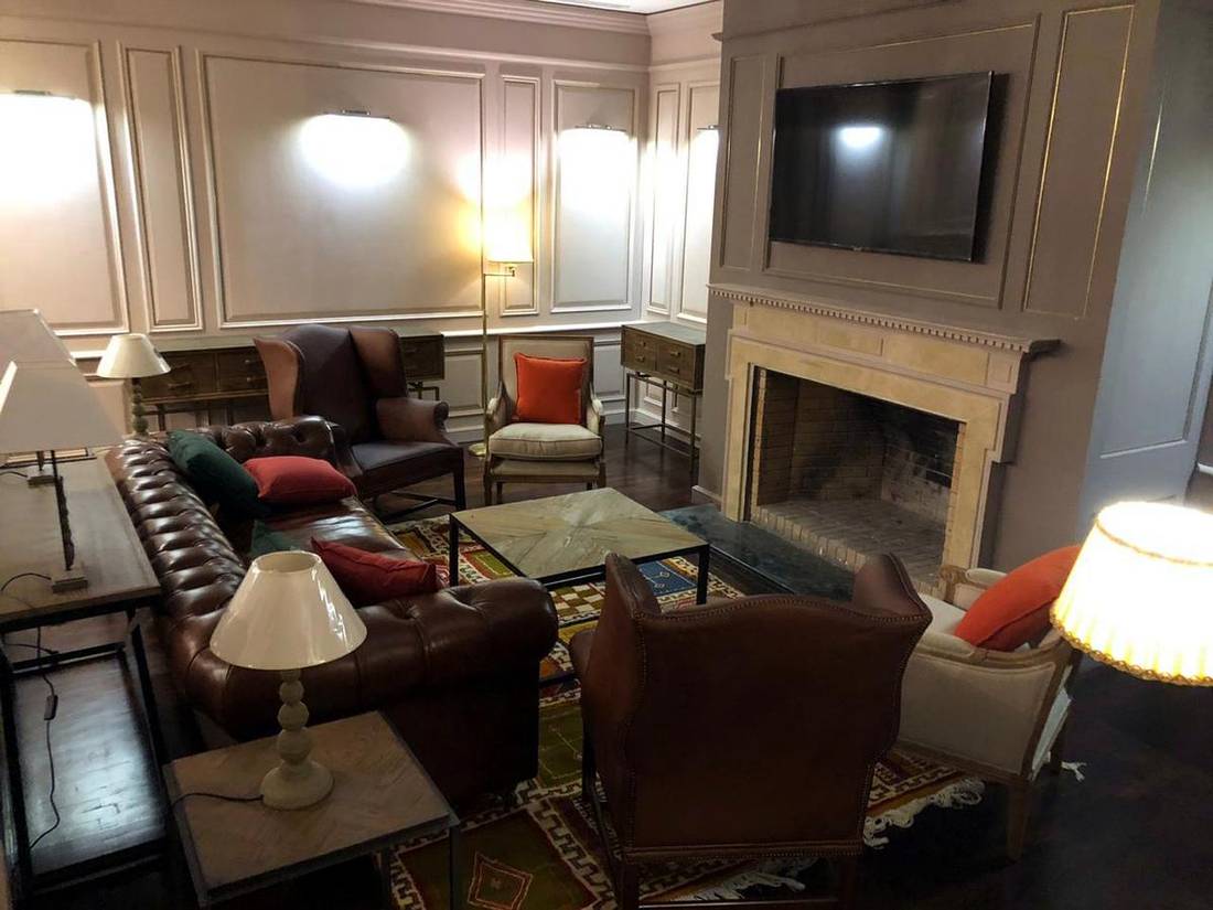 Salon avec boiseries et cheminée