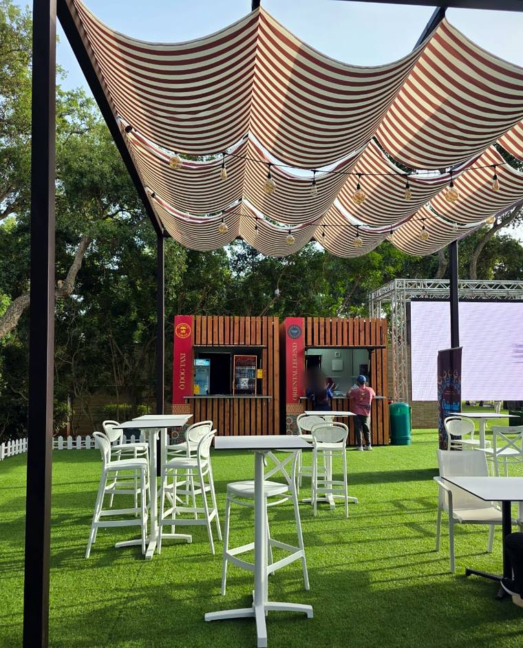 Kiosques MZL et terrasse sous pergola à toile rayée