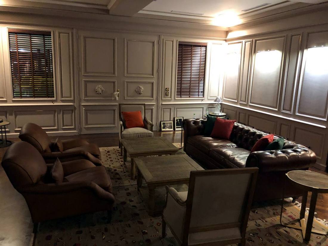 Salon avec boiseries et moulures réalisé par MZL