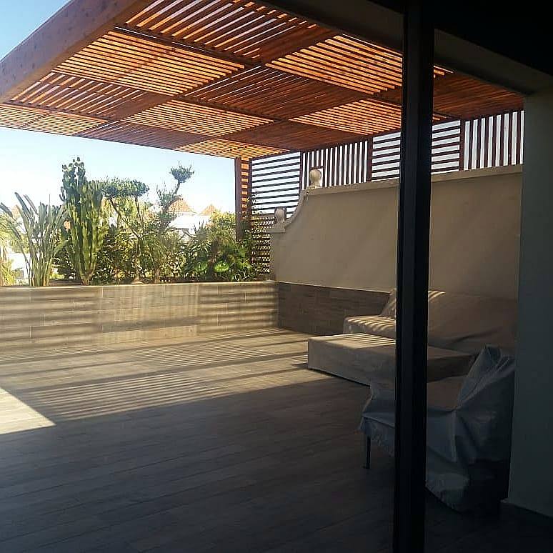 Pergola en bois sur terrasse