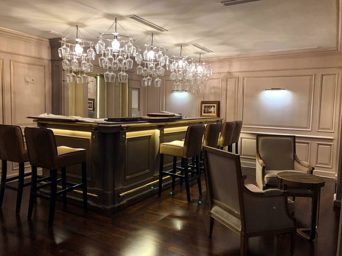 Bar lounge avec boiseries