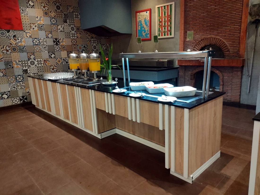 Buffet de restaurant et mur en carreaux décoratifs