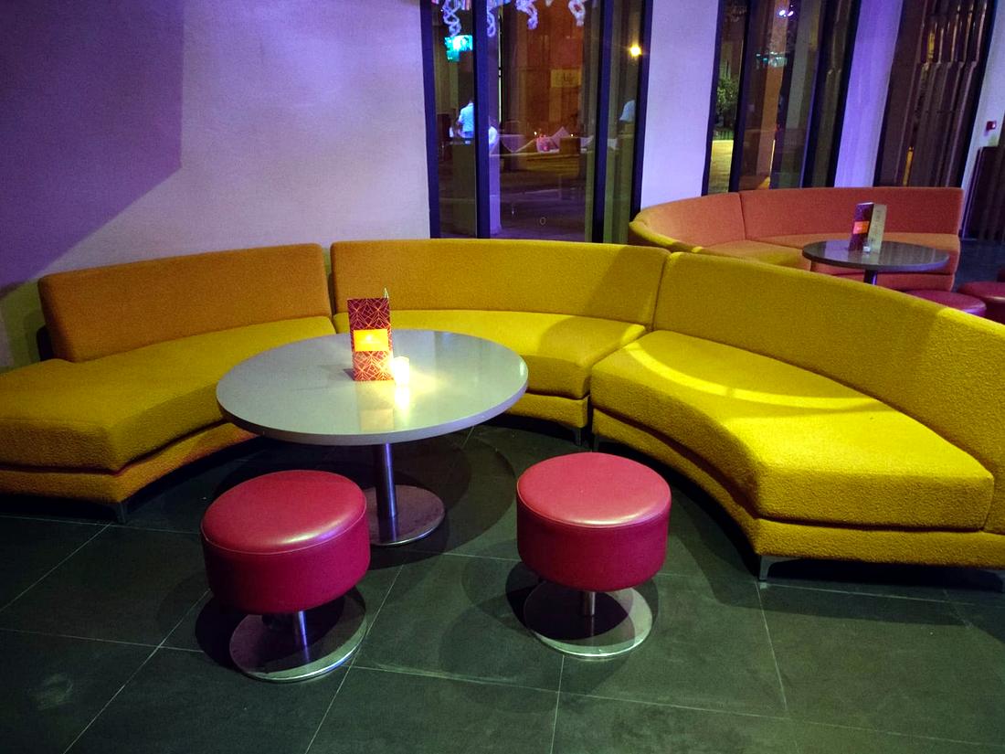 Lounge d’hôtel avec banquettes sur mesure