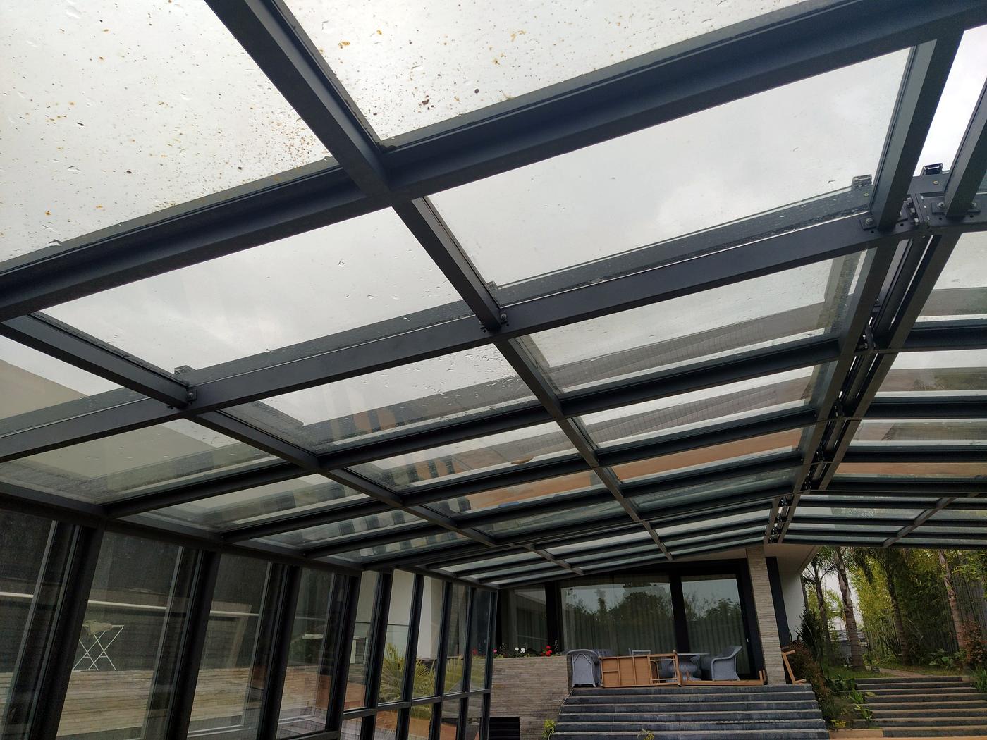 Abri de piscine haut vitré réalisé par MZL