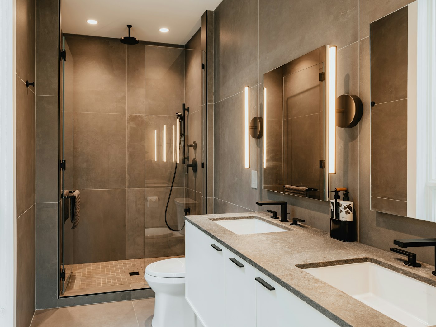 Salle de bain avec douche à l’italienne