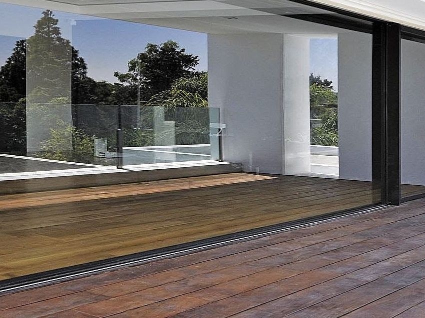 Pièce vitrée ouverte sur la terrasse par de grandes baies coulissantes