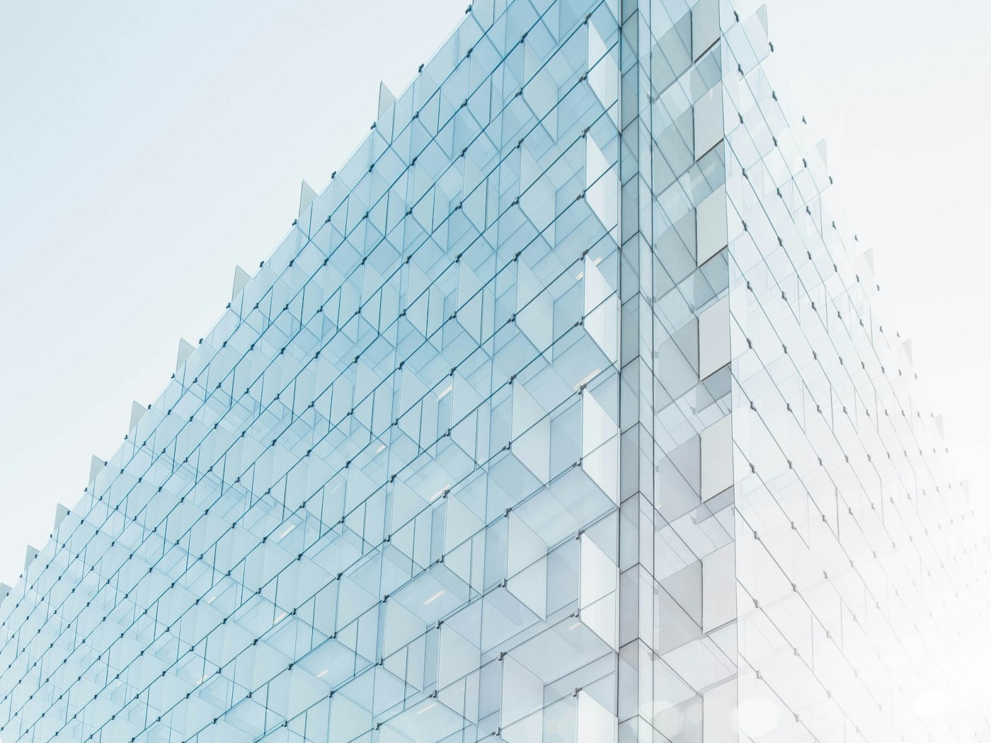 Façade de bâtiment en mur-rideau vitré