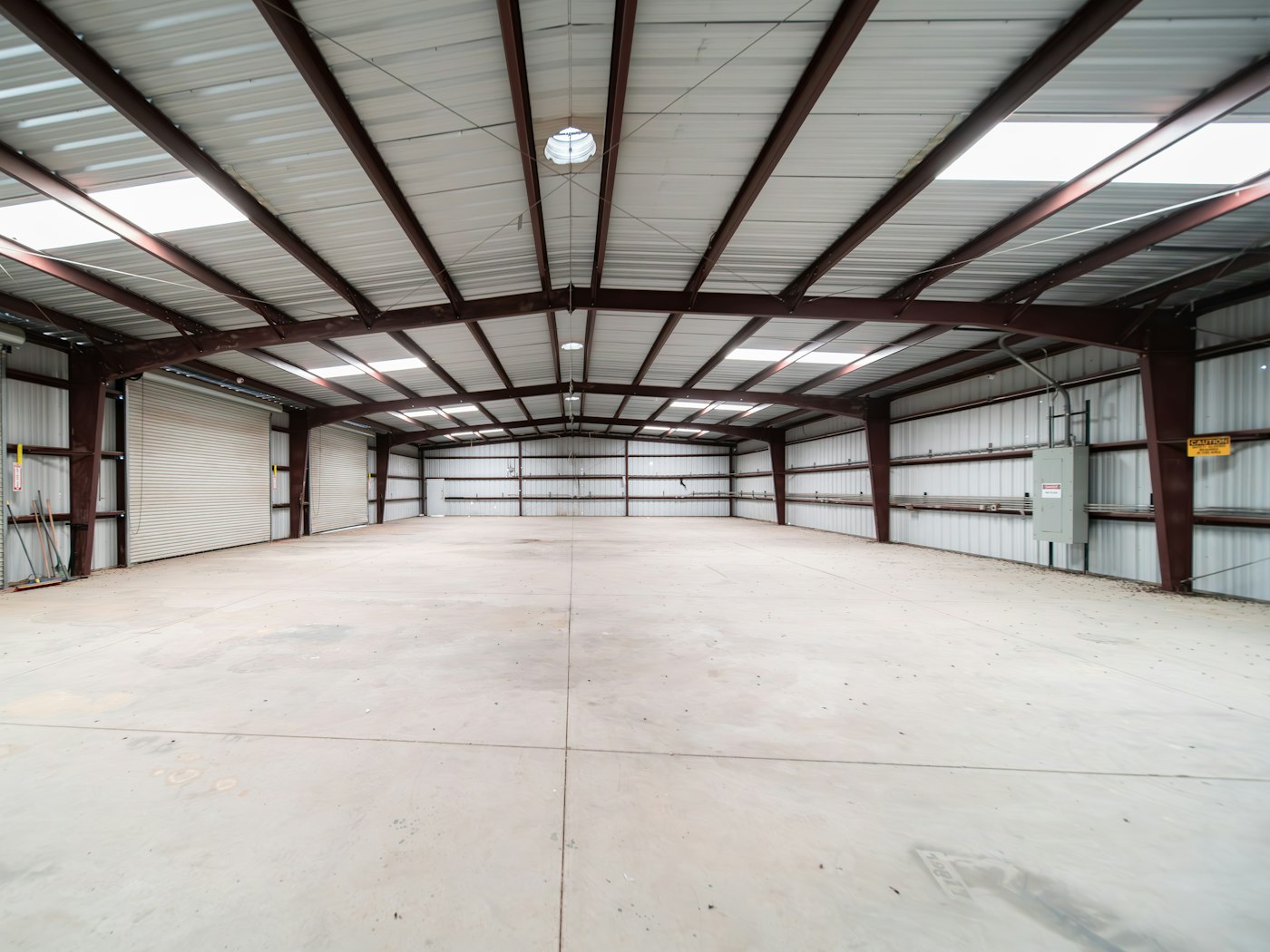 Intérieur d’un hangar à charpente métallique