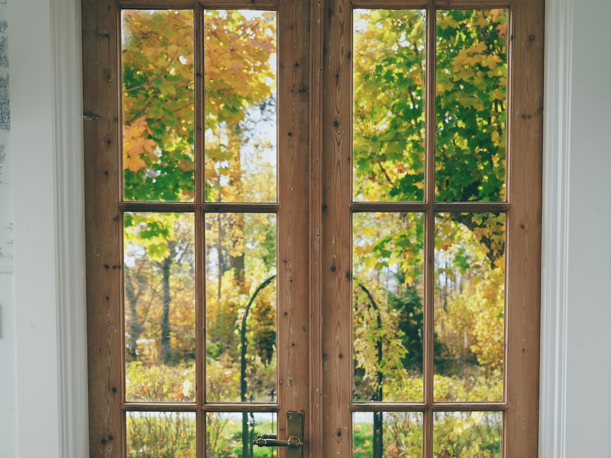 Porte-fenêtre en bois