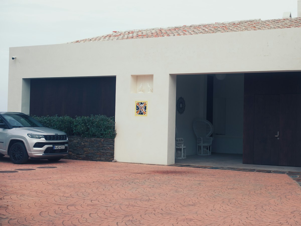 Abri de voiture accolé à une maison