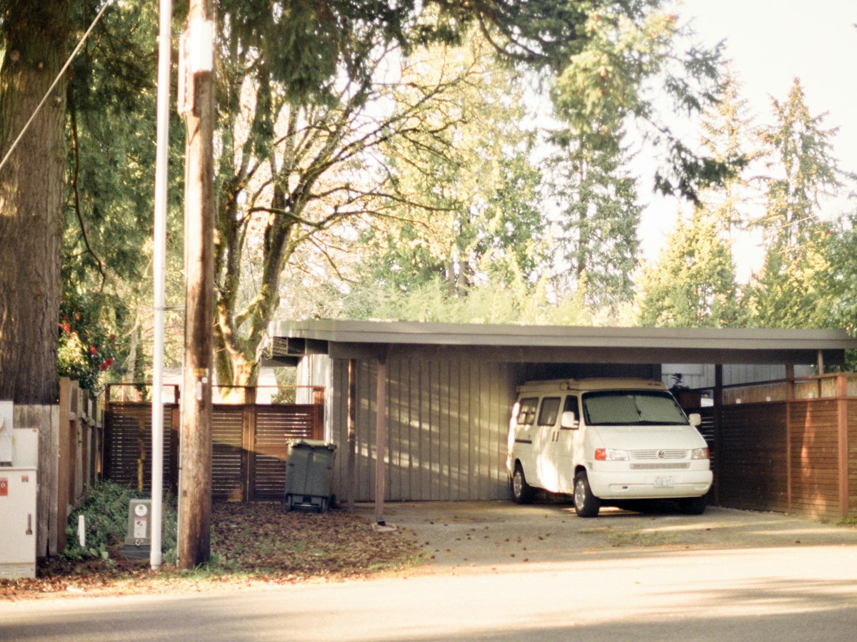 Carport abritant une voiture