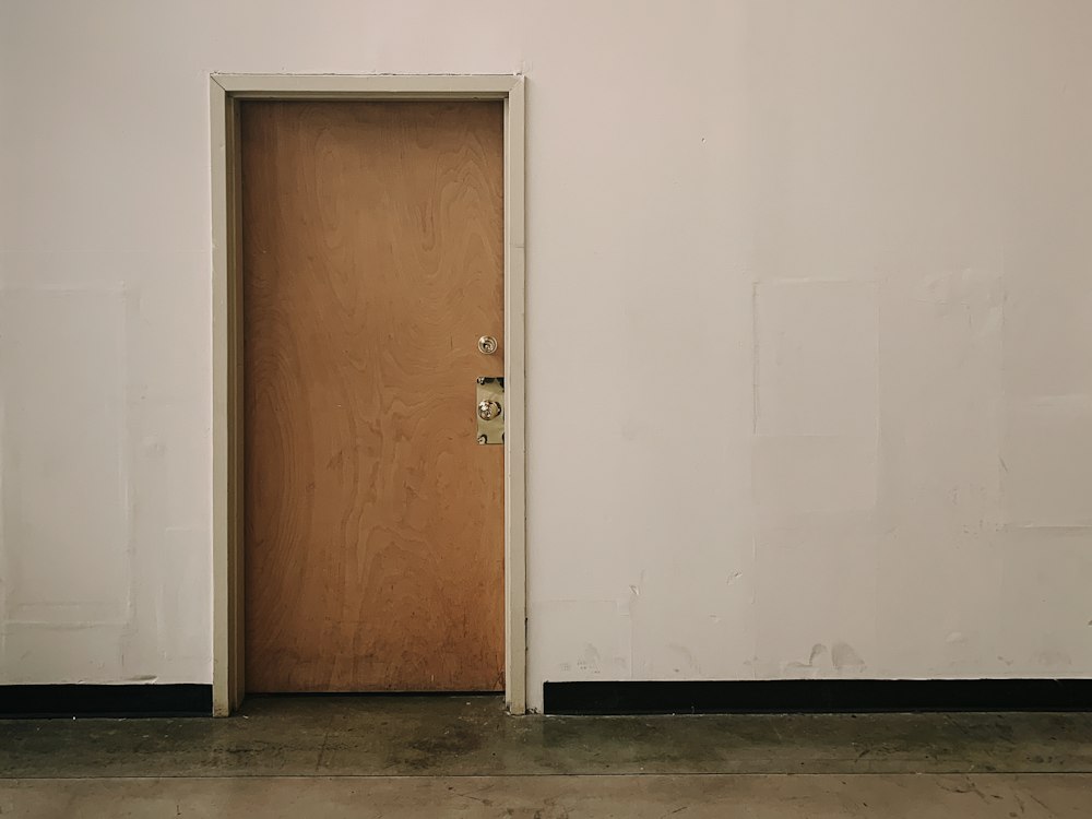 Porte d’intérieur en bois avec sa poignée
