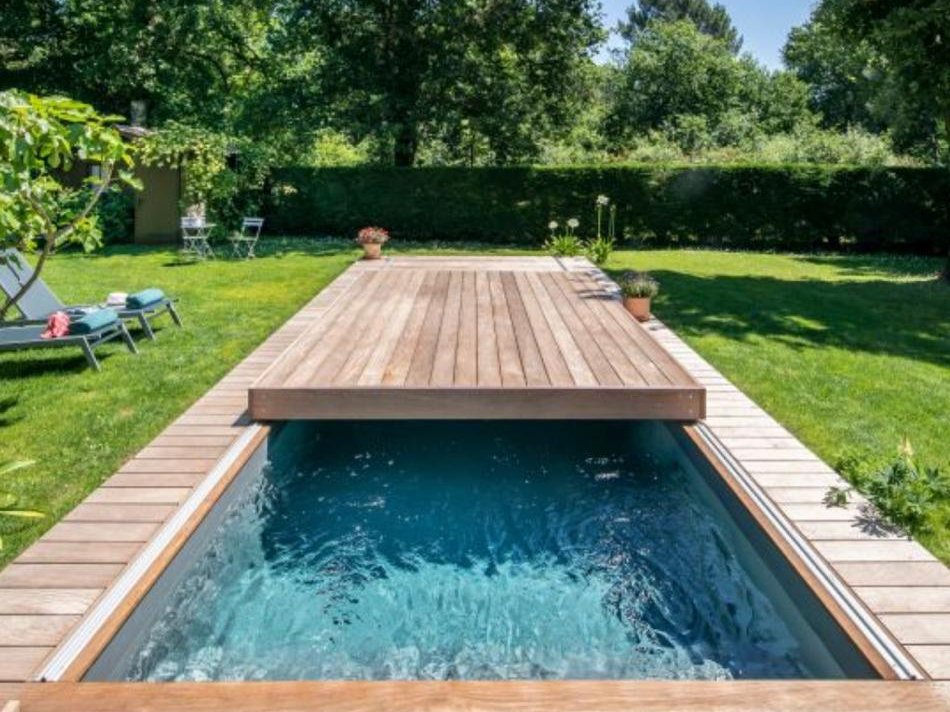 Terrasse coulissante en bois partiellement ouverte sur la piscine